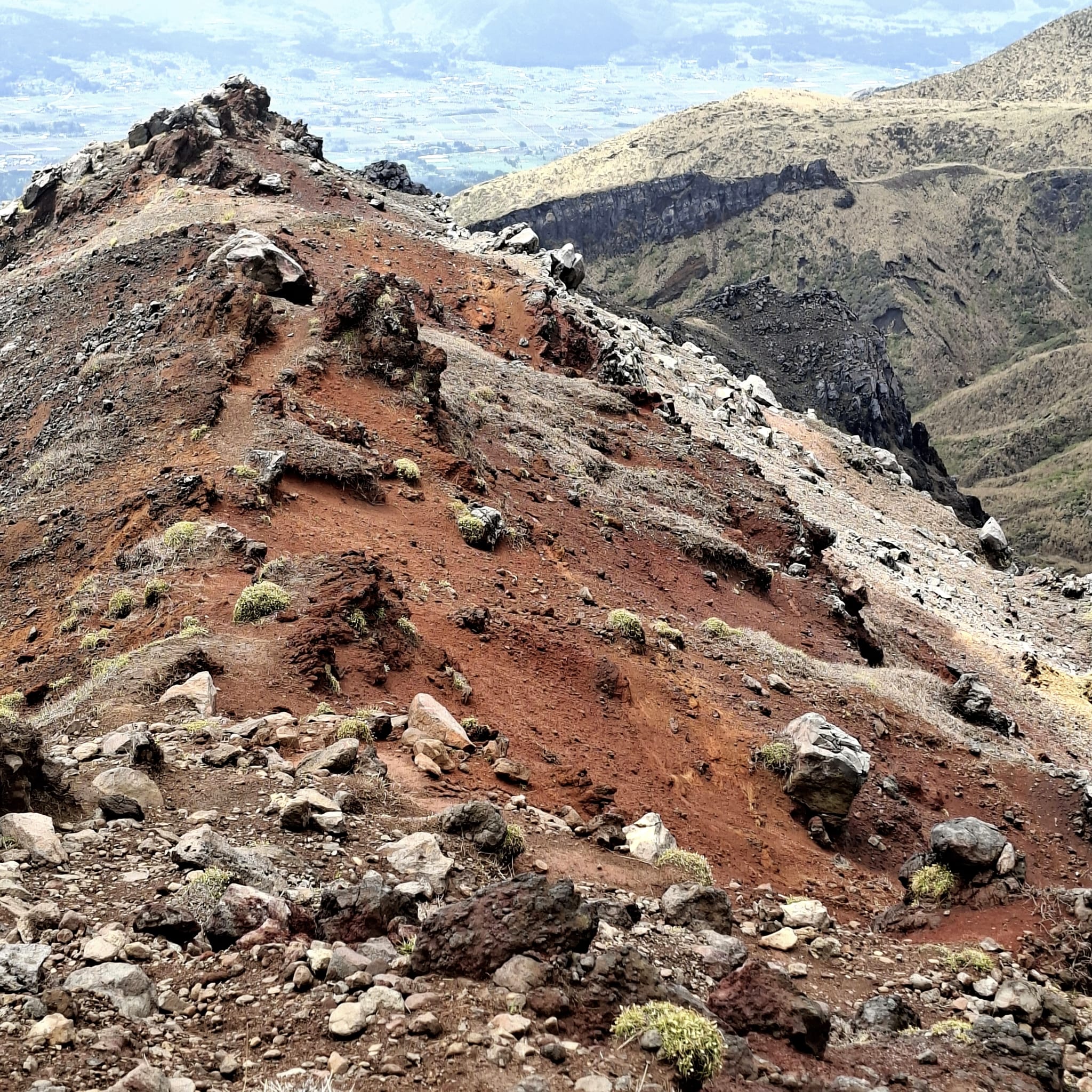 Wanderung im Aso-Kuju-Nationalpark auf den aktiven Vulkan Nakadake