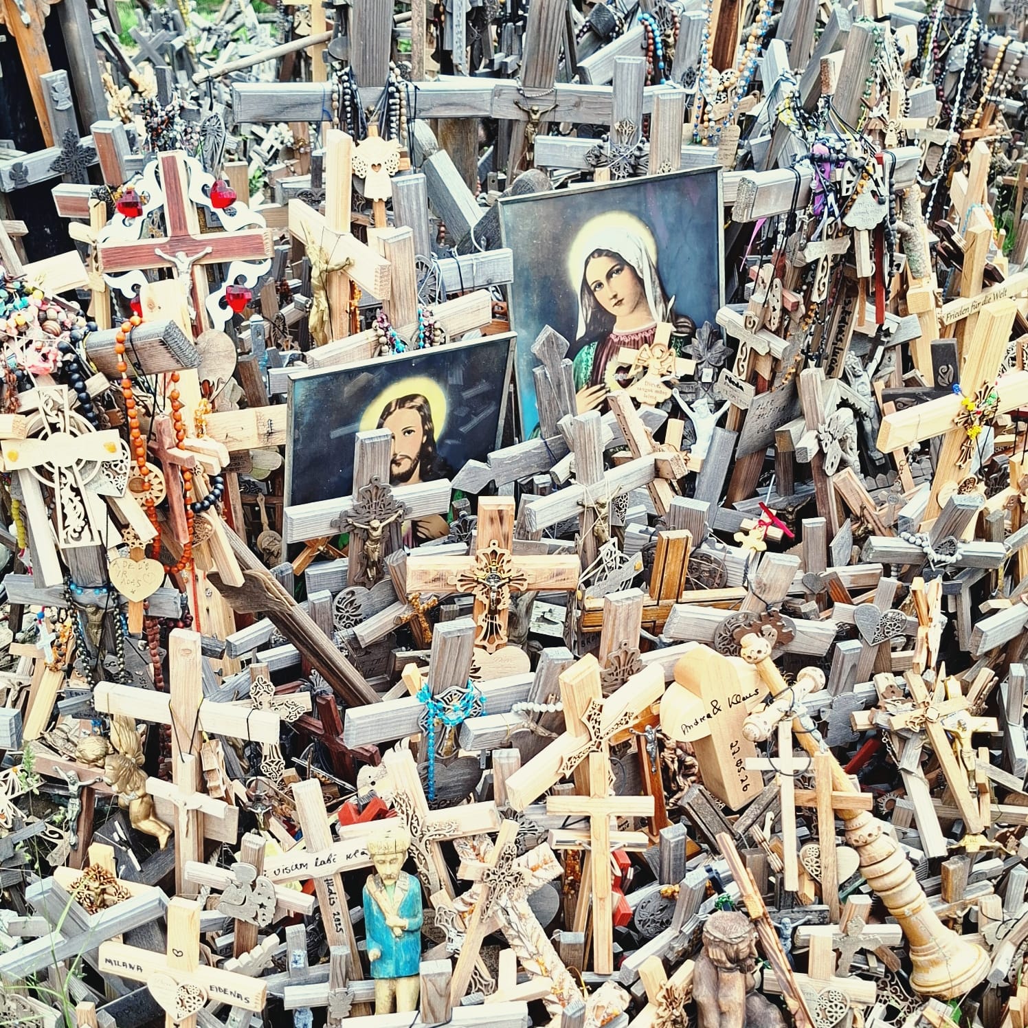 Zwischen Glauben und Widerstand – der Berg der Kreuze bei Šiauliai in Litauen