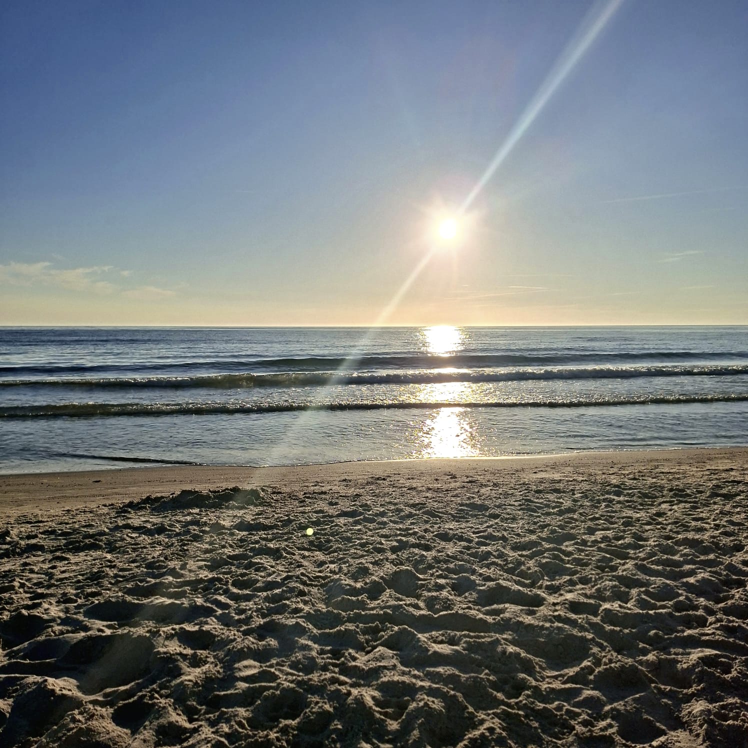 Kilometerweiter Sandstrand in Lettland und kaum Menschen an der Küste Liepājas